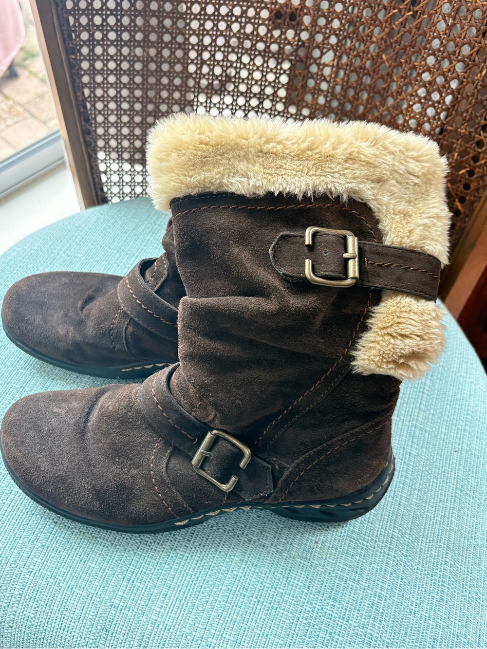 Earth Spirit Suede Boots 
Faux Fur
Sz 8 
Like New